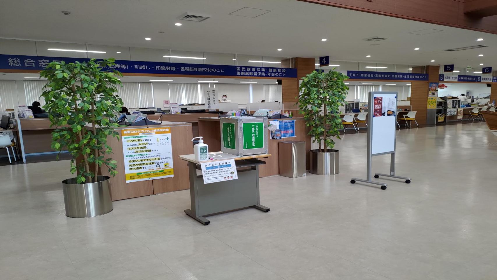 役場本庁舎正面玄関に意見箱設置