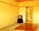 畳張りの部屋の角にテレビが置かれている宿泊室(小)の写真
