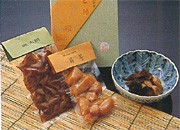 飴色に漬かってパーケージされている商品と、お皿に盛られている特産品のと漬のイメージ写真