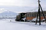 一面が雪に覆われている景色の中、終着駅に停まっている車両の写真