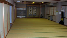 畳の部屋の奥には掛け軸がかかっている老人修養室の写真