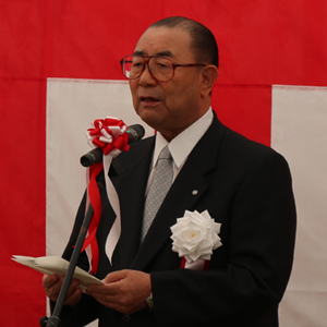 中泊町新庁舎建設工事の安全祈願祭での町長による挨拶の写真