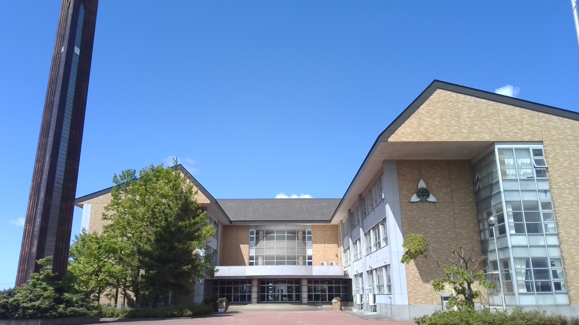 中里中学校校舎正面