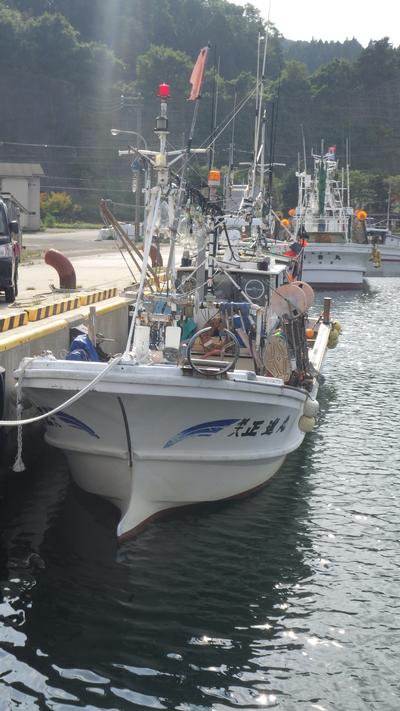 漁港に停泊している正進丸を船首から撮影した写真