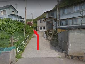 住宅横の草地の脇を通って左上を通る、湯平コース入口を示したルート写真