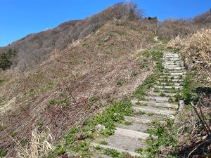 山肌に階段が上へと続いている景色の写真