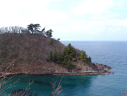 青い湾の中に、所々木の生えた島がある景色の写真
