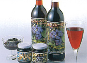 ジュースやジャムの瓶が並ぶ、特産品のブルーベリーのイメージ写真