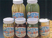 種類ごとに瓶詰されている、特産品の山菜加工品のイメージ写真
