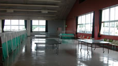卓球台が置かれている2階トレーニングルームの写真