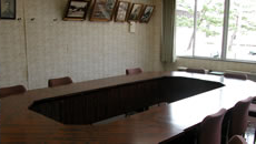 会議用に囲むように机が並べられた、会議室(第1ミーティングルーム)の写真