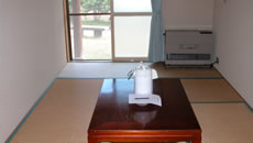 和室でテーブルとポットが置いてある宿泊室（小）しらかばの写真