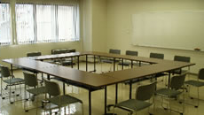 会議用に囲むように机が並んだ、第2研修室の写真