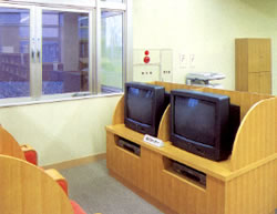 テレビモニターが台の上に設置されているAVコーナーの写真