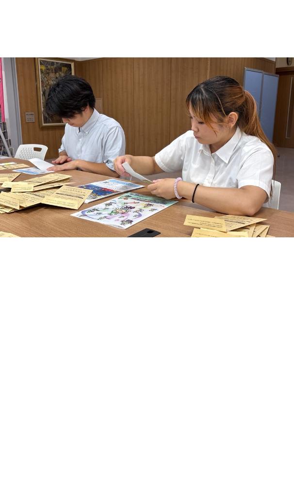 委員が作成した案内状を封筒にいれる作業中