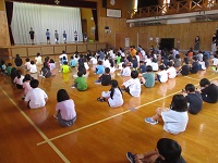 縦割り班ごとに並んで聞く