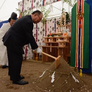 中泊町新庁舎建設工事の安全祈願祭での町長によるくわ入れの写真